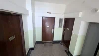 Chodba ve 4. patře se vstupem do bytu